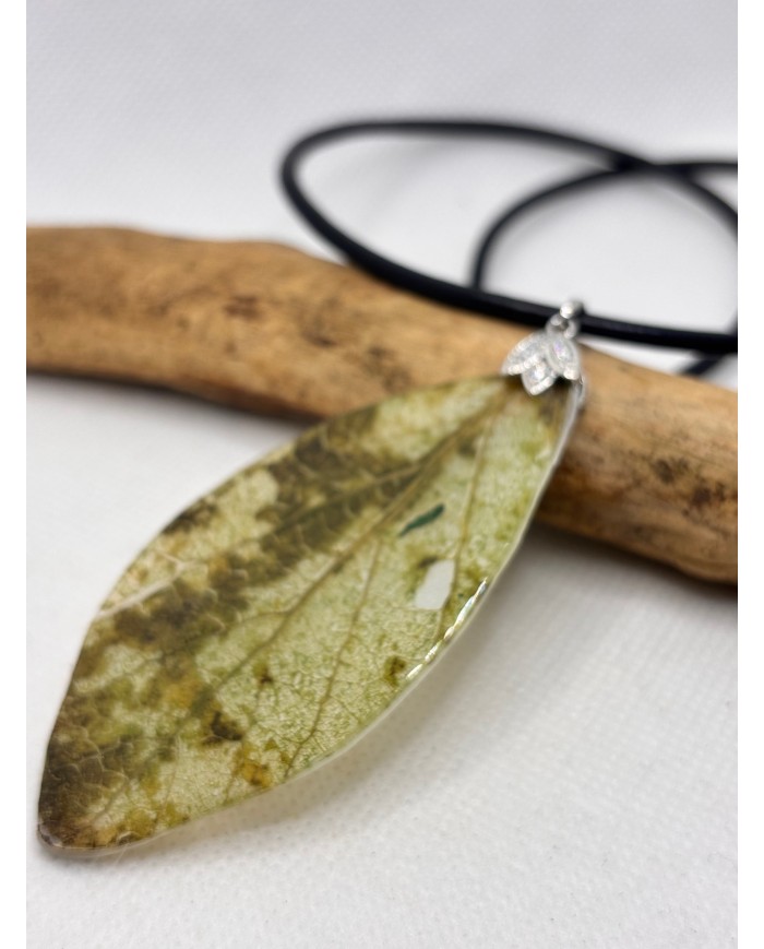 COLLAR ARTESANO DE HOJA NATURAL ESQUELETIZADA