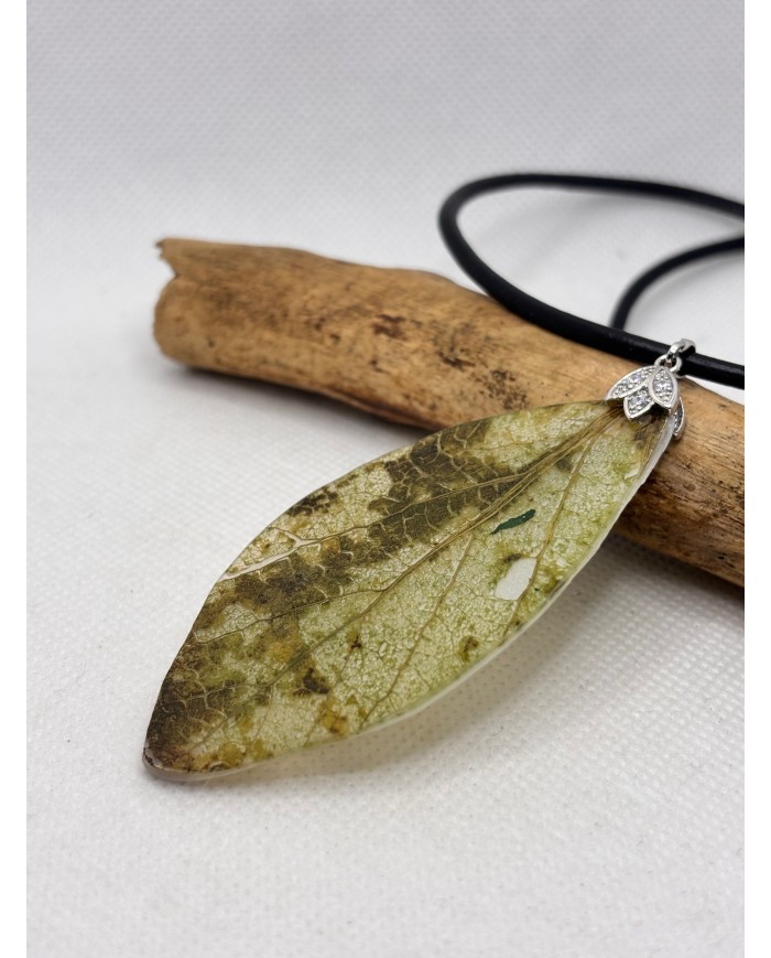 COLLAR ARTESANO DE HOJA NATURAL ESQUELETIZADA