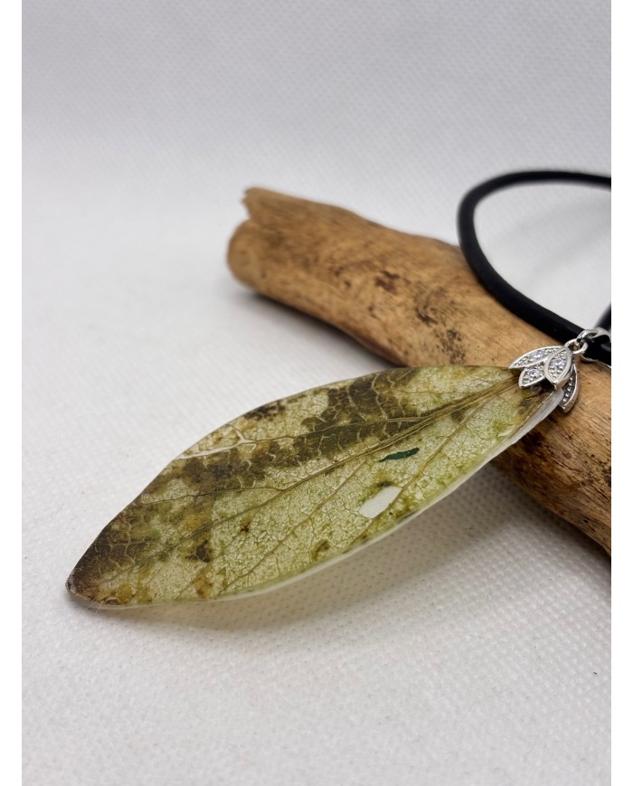 COLLAR ARTESANO DE HOJA NATURAL ESQUELETIZADA