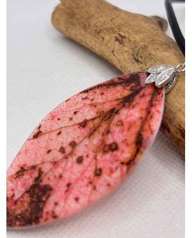 COLLAR ARTESANO DE HOJA NATURAL ESQUELETIZADA