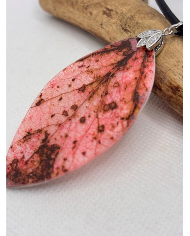 COLLAR ARTESANO DE HOJA NATURAL ESQUELETIZADA