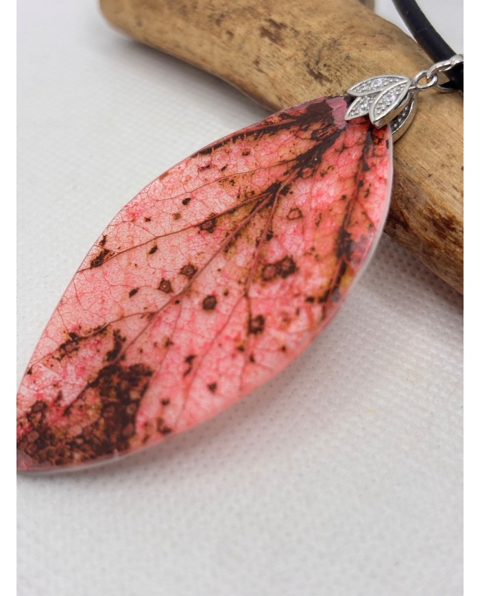 COLLAR ARTESANO DE HOJA NATURAL ESQUELETIZADA