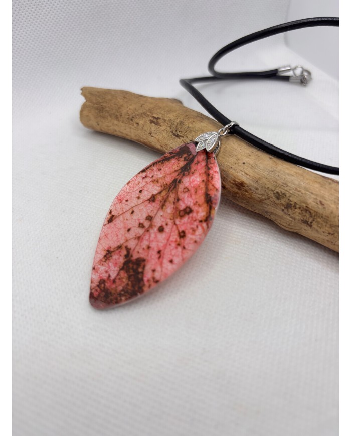 COLLAR ARTESANO DE HOJA NATURAL ESQUELETIZADA