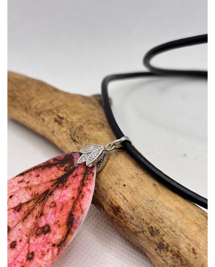 COLLAR ARTESANO DE HOJA NATURAL ESQUELETIZADA