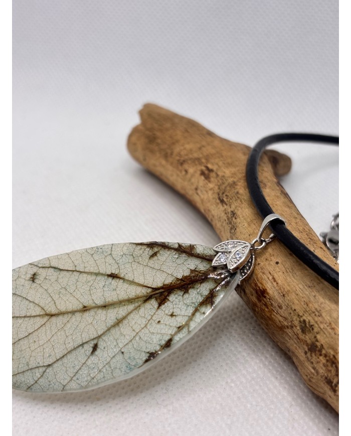 COLLAR ARTESANO DE HOJA NATURAL ESQUELETIZADA