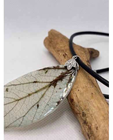 COLLAR ARTESANO DE HOJA NATURAL ESQUELETIZADA