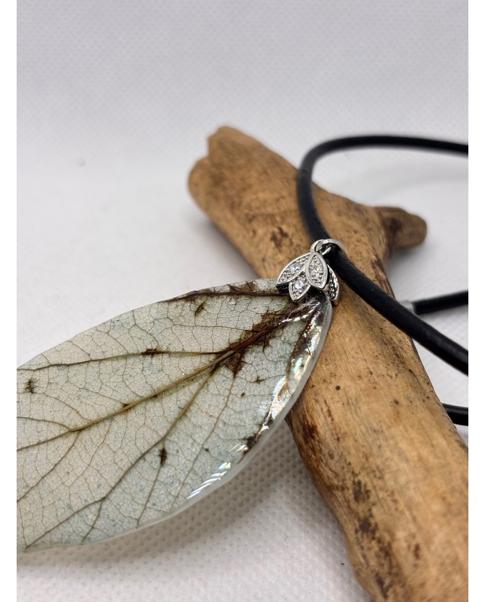 COLLAR ARTESANO DE HOJA NATURAL ESQUELETIZADA