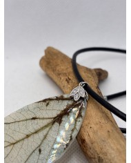 COLLAR ARTESANO DE HOJA NATURAL ESQUELETIZADA