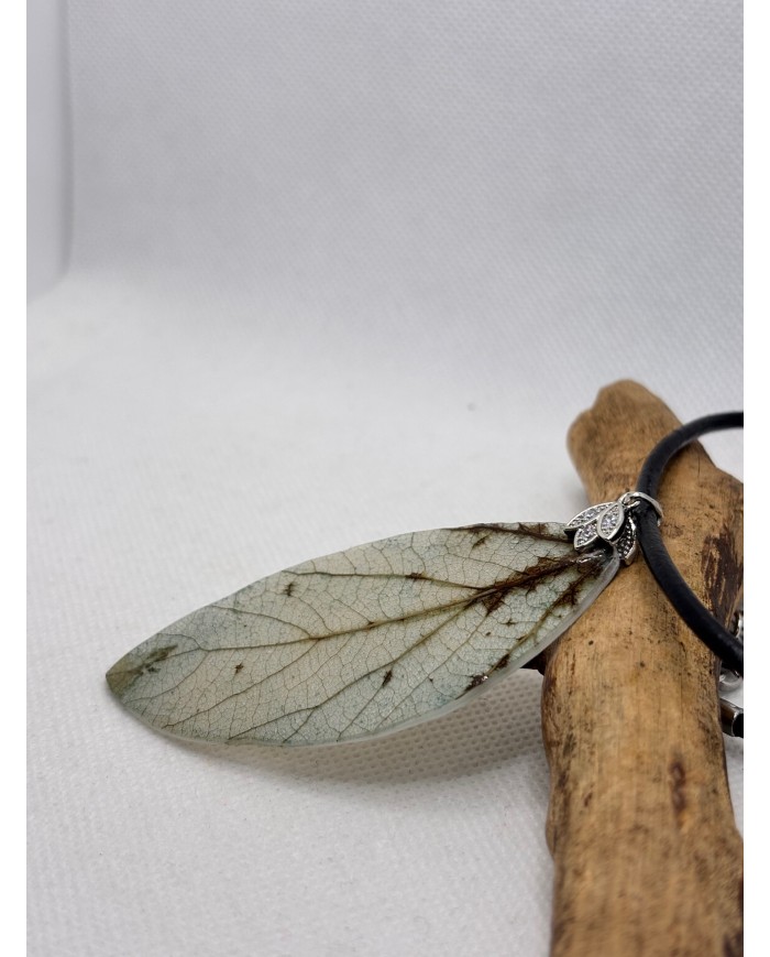 COLLAR ARTESANO DE HOJA NATURAL ESQUELETIZADA