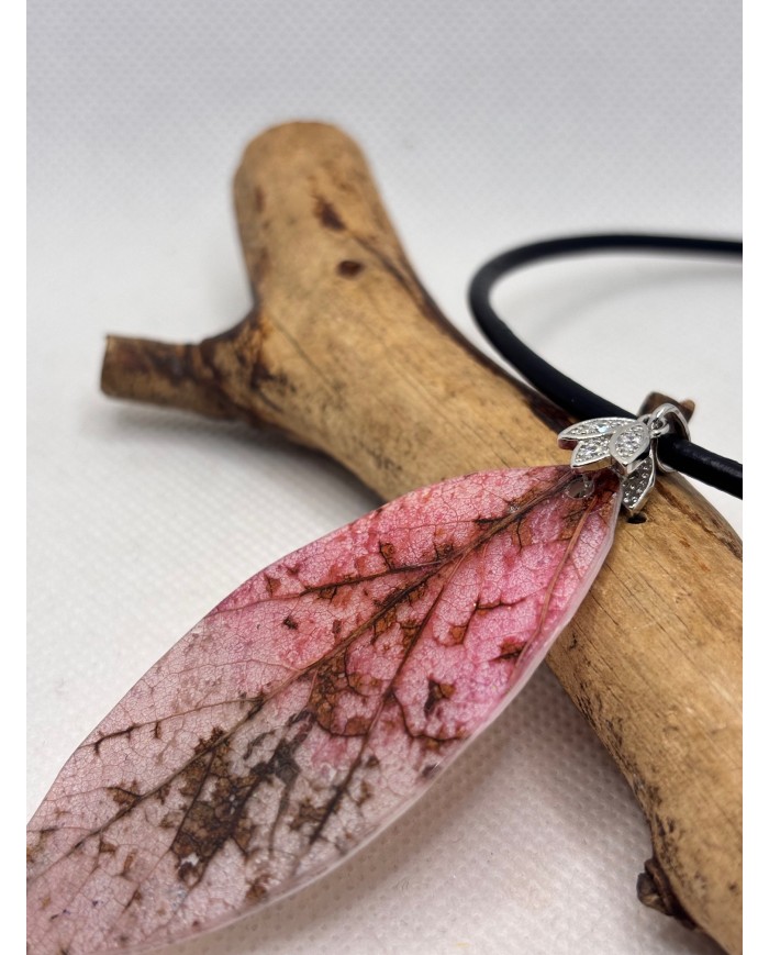 COLLAR ARTESANO DE HOJA NATURAL ESQUELETIZADA