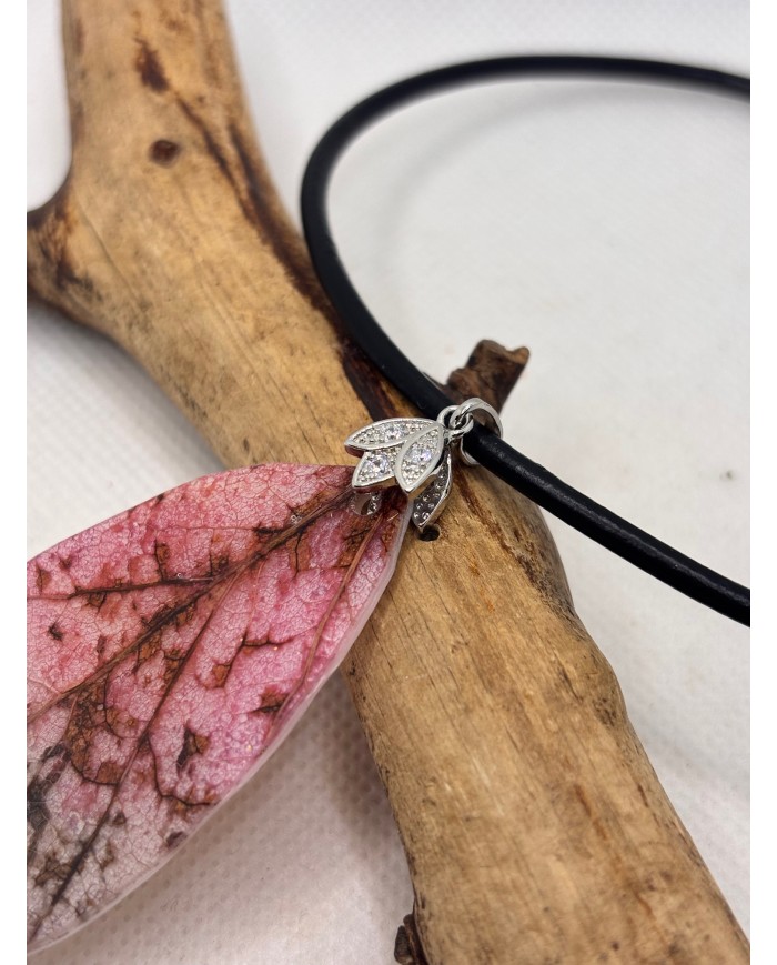 COLLAR ARTESANO DE HOJA NATURAL ESQUELETIZADA