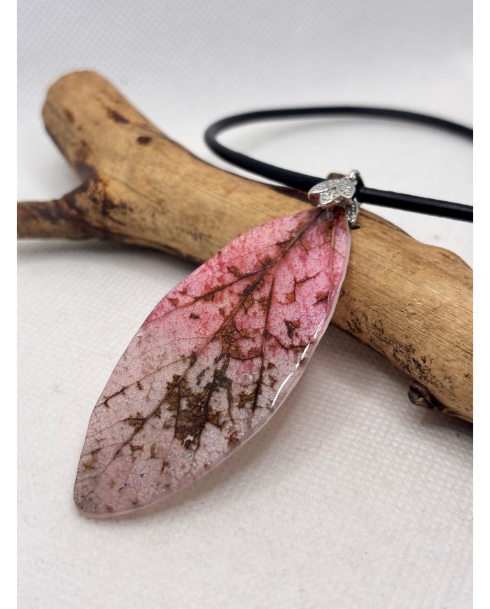 COLLAR ARTESANO DE HOJA NATURAL ESQUELETIZADA