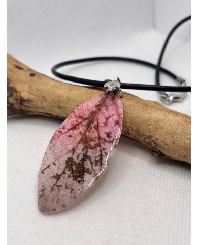 COLLAR ARTESANO DE HOJA NATURAL ESQUELETIZADA
