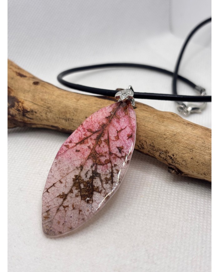 COLLAR ARTESANO DE HOJA NATURAL ESQUELETIZADA