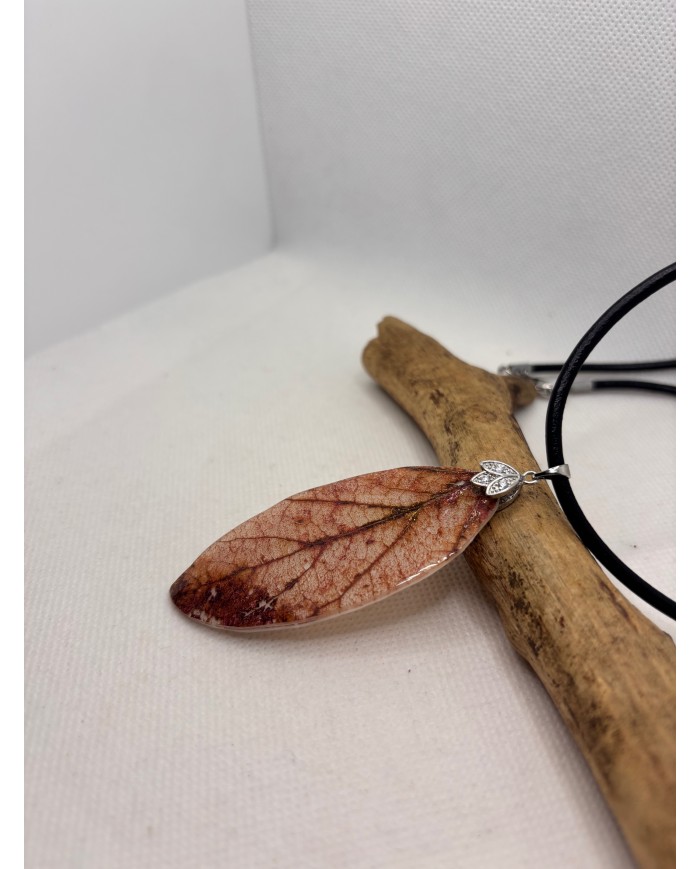 COLLAR ARTESANO DE HOJA NATURAL ESQUELETIZADA
