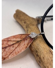 COLLAR ARTESANO DE HOJA NATURAL ESQUELETIZADA