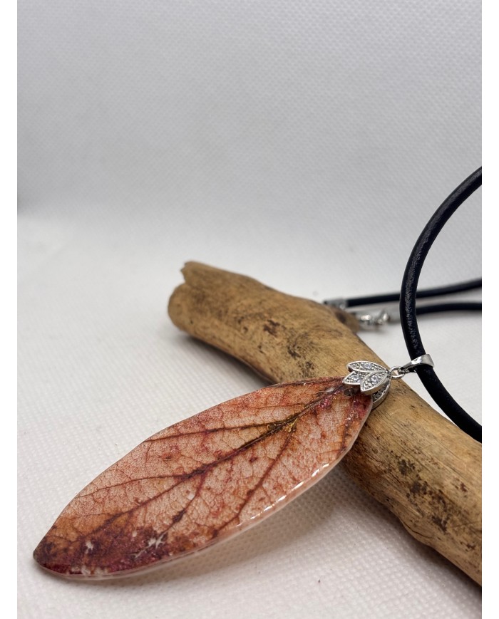 COLLAR ARTESANO DE HOJA NATURAL ESQUELETIZADA