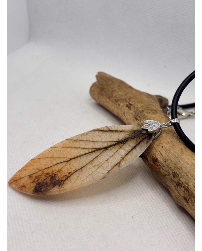 COLLAR ARTESANO DE HOJA NATURAL ESQUELETIZADA