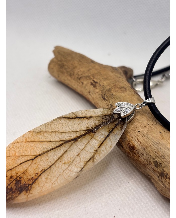 COLLAR ARTESANO DE HOJA NATURAL ESQUELETIZADA