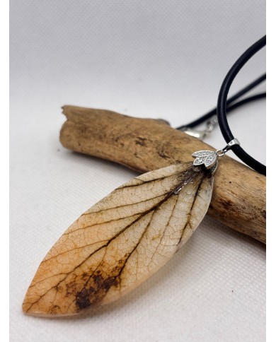 COLLAR ARTESANO DE HOJA NATURAL ESQUELETIZADA