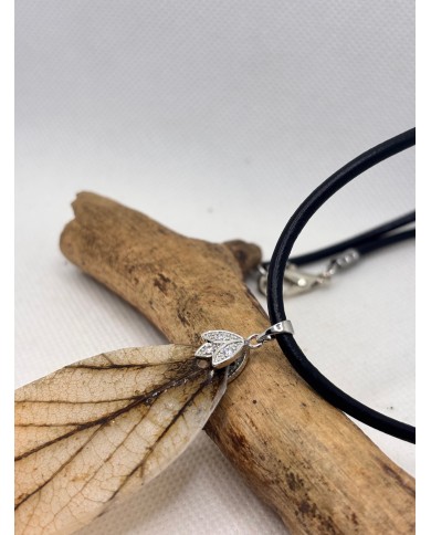 COLLAR ARTESANO DE HOJA NATURAL ESQUELETIZADA