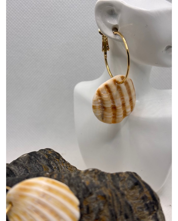 PENDIENTES ARTESANOS DE CONCHAS DEL MAR DESGASTADAS