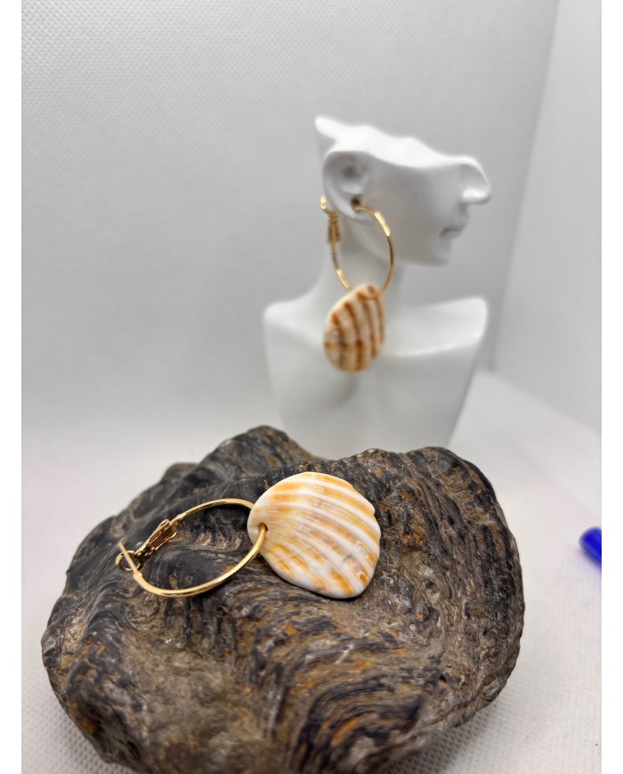 PENDIENTES ARTESANOS DE CONCHAS DEL MAR DESGASTADAS