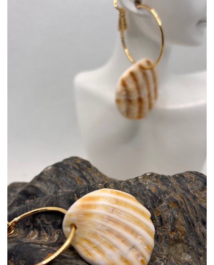 PENDIENTES ARTESANOS DE CONCHAS DEL MAR DESGASTADAS
