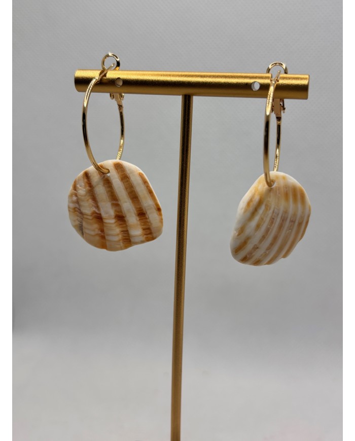 PENDIENTES ARTESANOS DE CONCHAS DEL MAR DESGASTADAS
