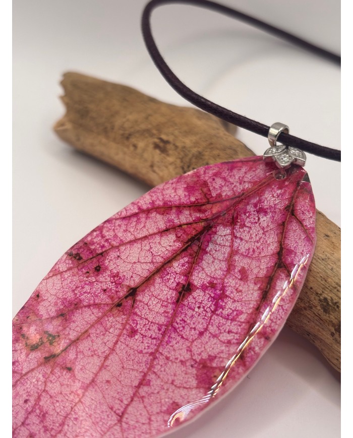 COLLAR DE HOJA NATURAL ESQUELETIZADA
