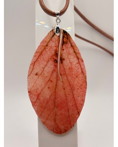 COLLAR ARTESANO DE HOJA NATURAL ESQUELETIZADA