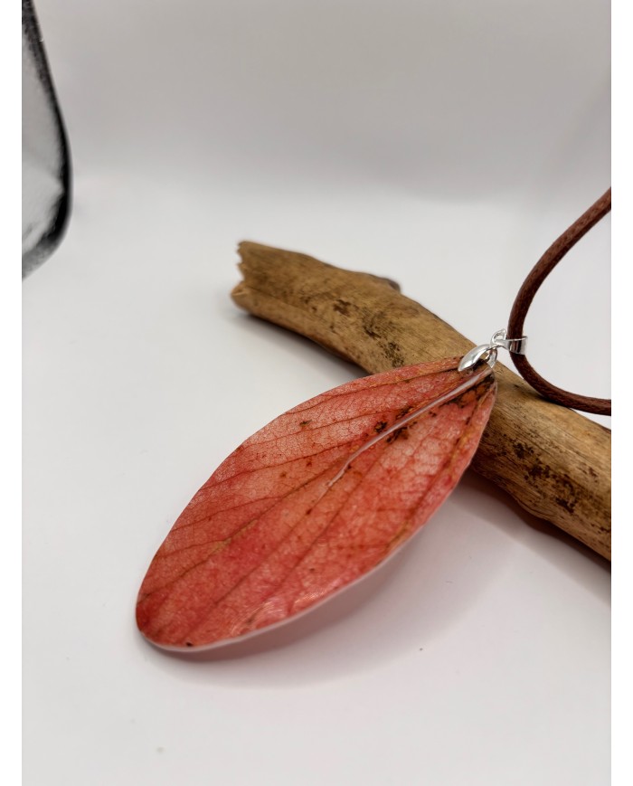 COLLAR ARTESANO DE HOJA NATURAL ESQUELETIZADA