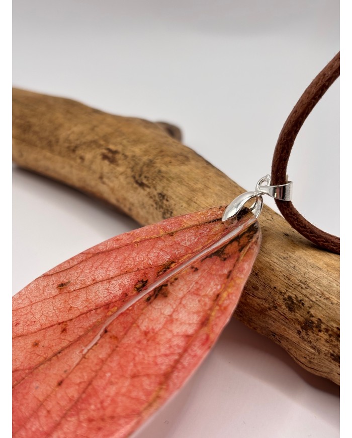 COLLAR ARTESANO DE HOJA NATURAL ESQUELETIZADA