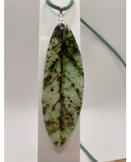 COLLAR ARTESANO DE HOJA NATURAL ESQUELETIZADA