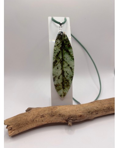 COLLAR ARTESANO DE HOJA NATURAL ESQUELETIZADA