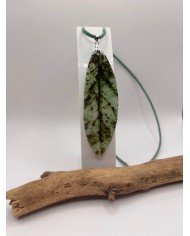 COLLAR ARTESANO DE HOJA NATURAL ESQUELETIZADA