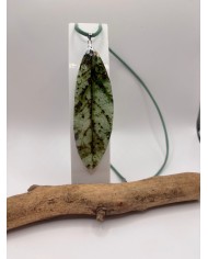 COLLAR ARTESANO DE HOJA NATURAL ESQUELETIZADA