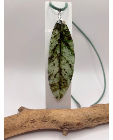 COLLAR ARTESANO DE HOJA NATURAL ESQUELETIZADA