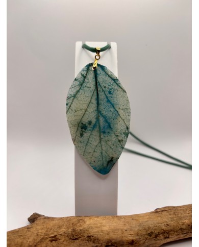 COLLAR ARTESANO DE HOJA NATURAL ESQUELETIZADA