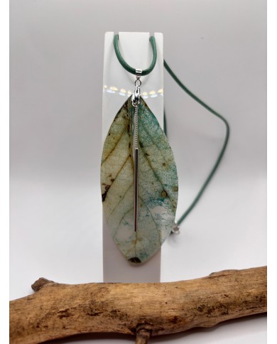 COLLAR ARTESANO DE HOJA NATURAL ESQUELETIZADA