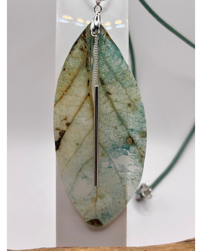 COLLAR ARTESANO DE HOJA NATURAL ESQUELETIZADA