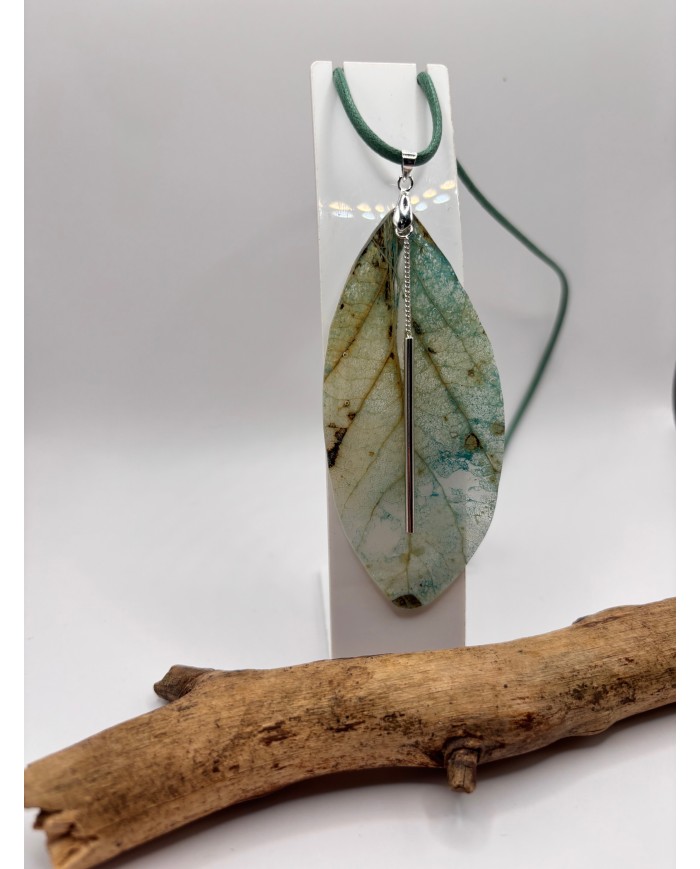 COLLAR ARTESANO DE HOJA NATURAL ESQUELETIZADA