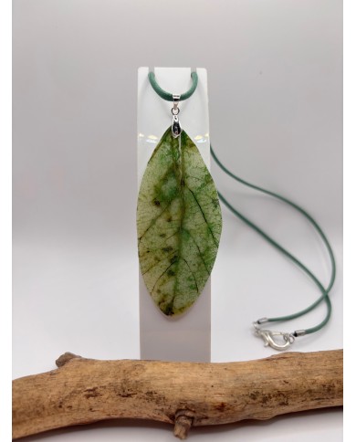 COLLAR ARTESANO DE HOJA NATURAL ESQUELETIZADA