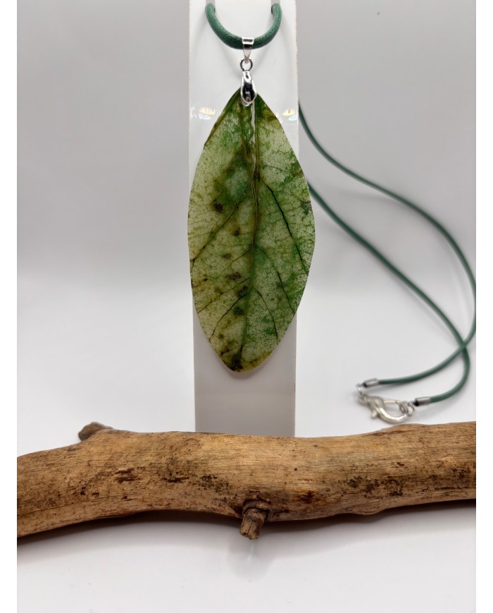 COLLAR ARTESANO DE HOJA NATURAL ESQUELETIZADA