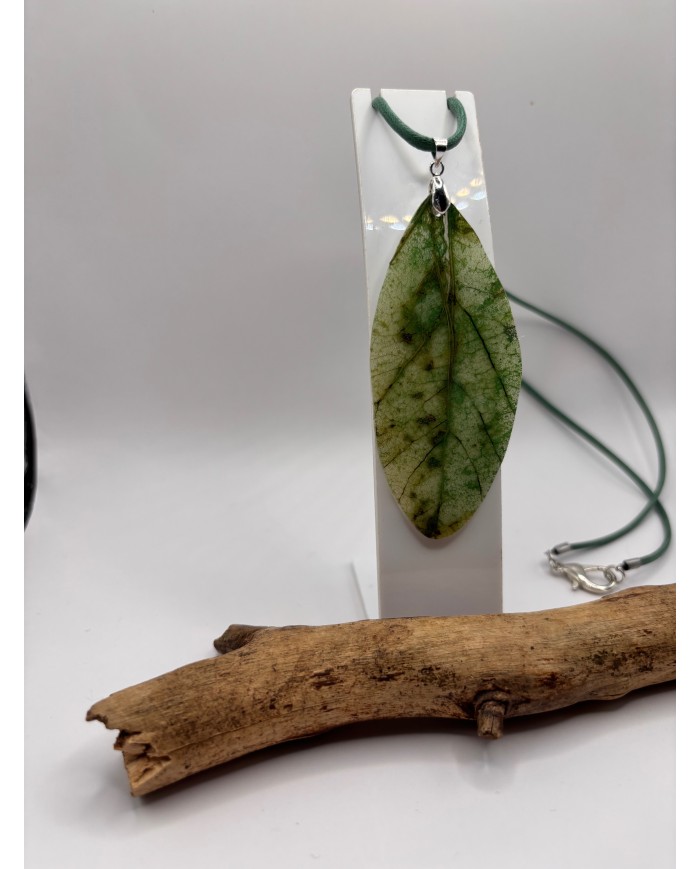 COLLAR ARTESANO DE HOJA NATURAL ESQUELETIZADA