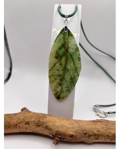 COLLAR ARTESANO DE HOJA NATURAL ESQUELETIZADA
