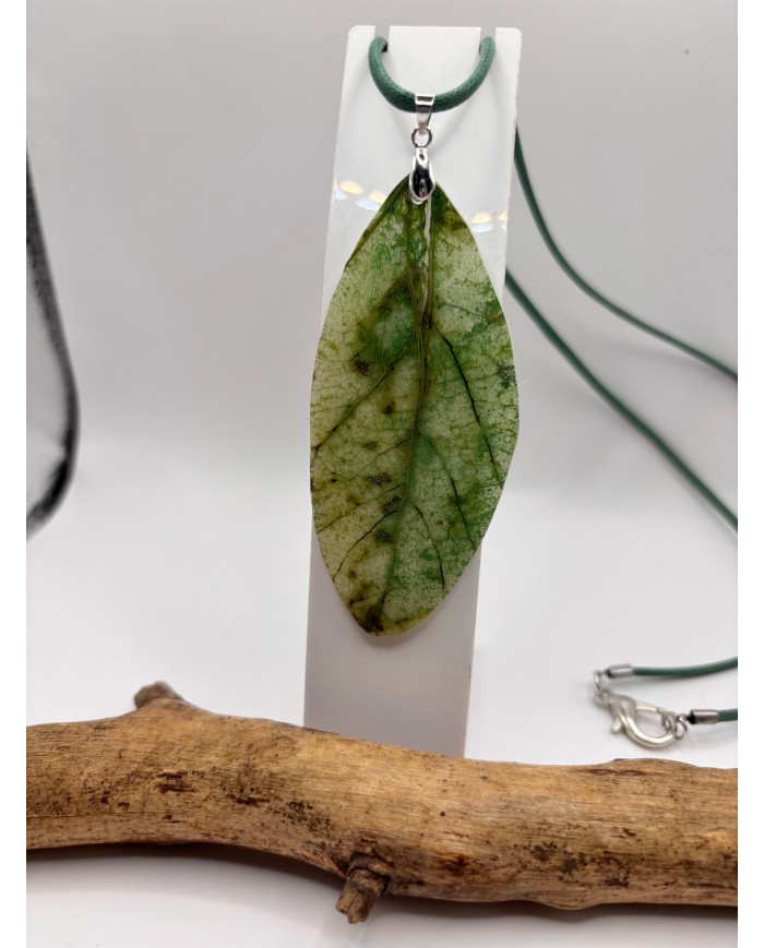 COLLAR ARTESANO DE HOJA NATURAL ESQUELETIZADA