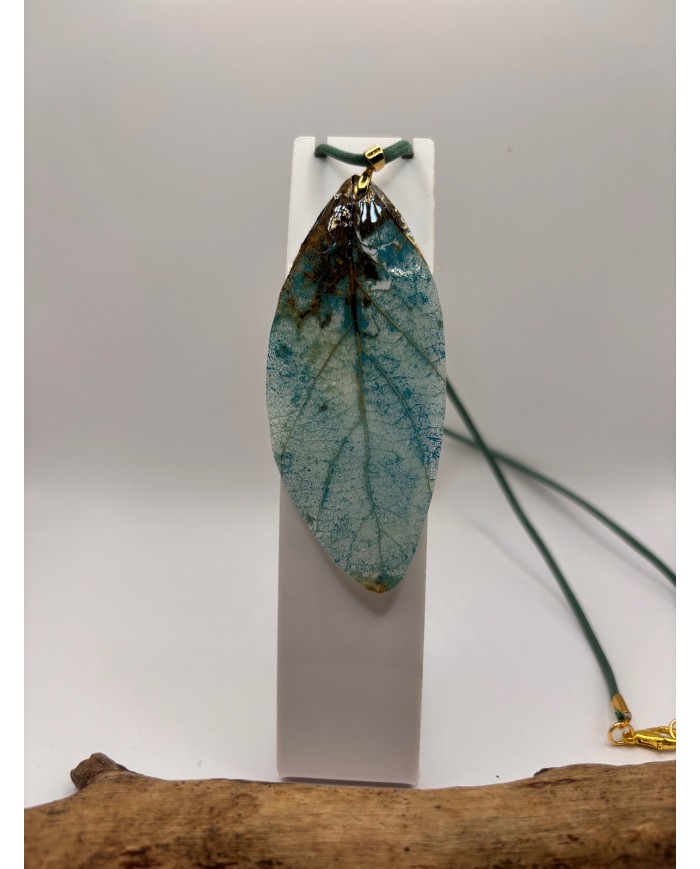 COLLAR ARTESANO DE HOJA NATURAL ESQUELETIZADA