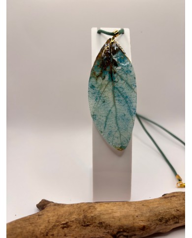 COLLAR ARTESANO DE HOJA NATURAL ESQUELETIZADA