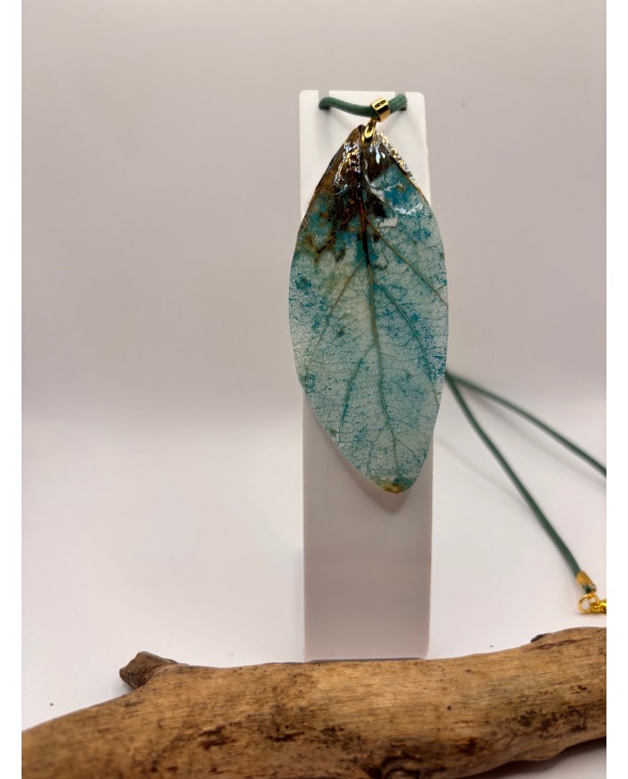 COLLAR ARTESANO DE HOJA NATURAL ESQUELETIZADA